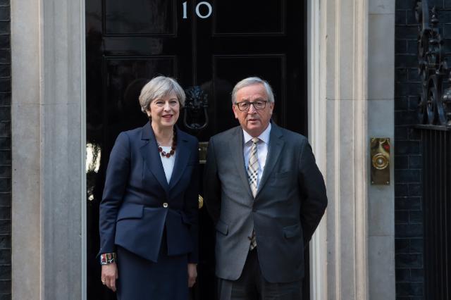 Theresa May et Jean-Claude Juncker devant Downing Street