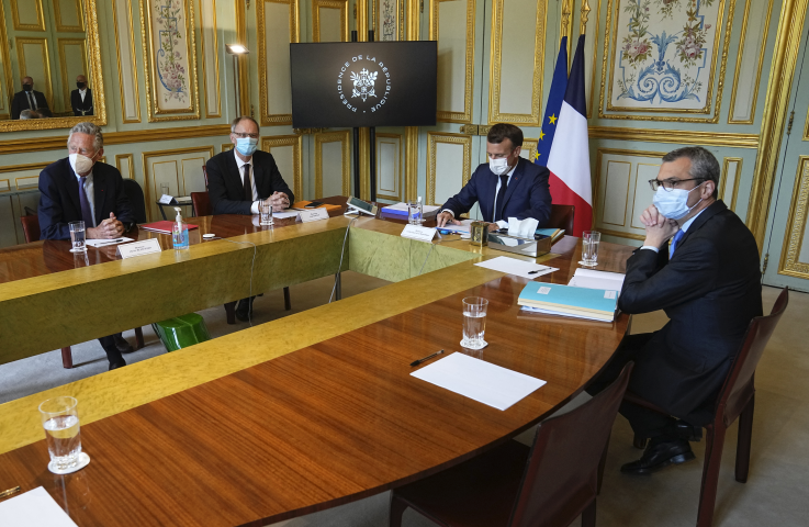 Olivier Blanchard, Jean Tirole, Emmanuel Macron et Alexis Kohler à l'Elysée - Crédits : Michel Euler / POOL / AFP